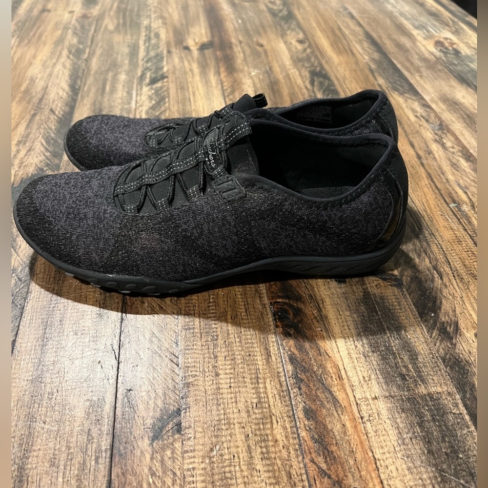 Sketchers relaxed fit air cooled memory foam sneakers. 8.5